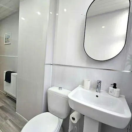 Spacious Haven With Free Parking Glasgow Exterior photo