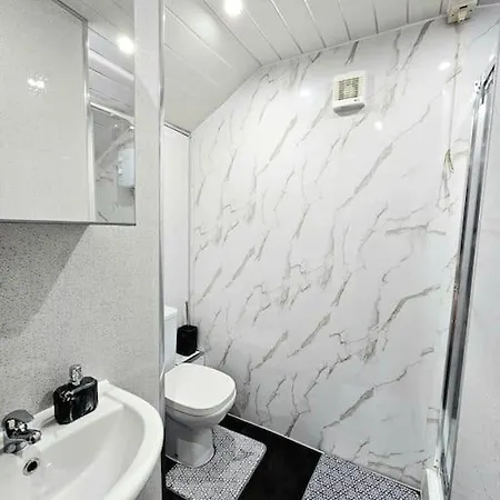 Spacious Haven With Free Parking Glasgow Exterior photo