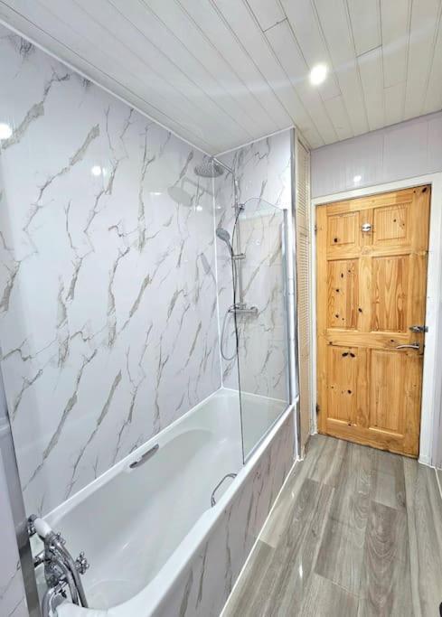 Spacious Haven With Free Parking Сasa de vacaciones *