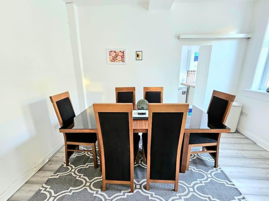 Сasa de vacaciones Spacious Haven With Free Parking