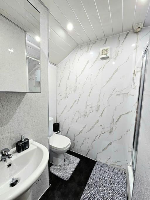 Spacious Haven With Free Parking Сasa de vacaciones *